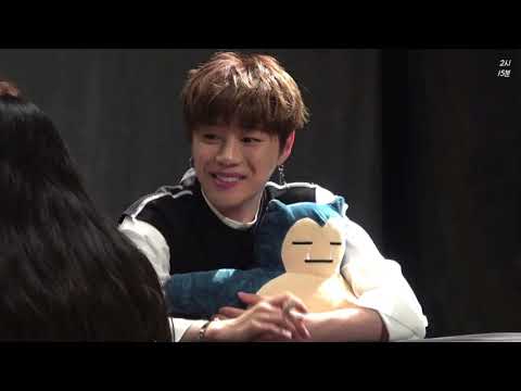 180505 유앤비 UNB 청담아트홀 팬싸인회 의진Focus - 이의진에게 인형(장난감)을 주면 생기는일 (귀여움이 900215배 증가!!!!!!)