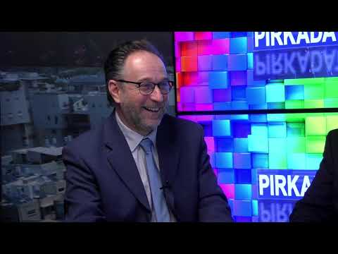 Egy jogász és egy kulturális szakember egy asztalnál