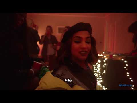 Guardian™ Connect mierzy poziom glukozy i przewiduje, kiedy będzie za wysoki lub za niski.