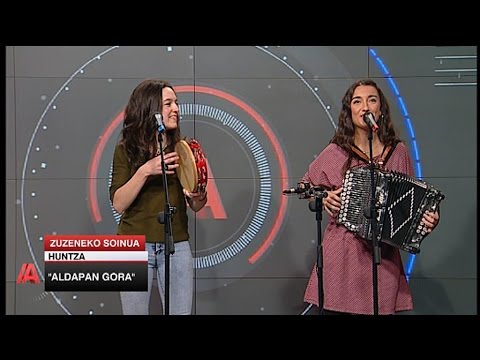 'Huntza' taldearen 'Aldapan gora' kantua zuzenean