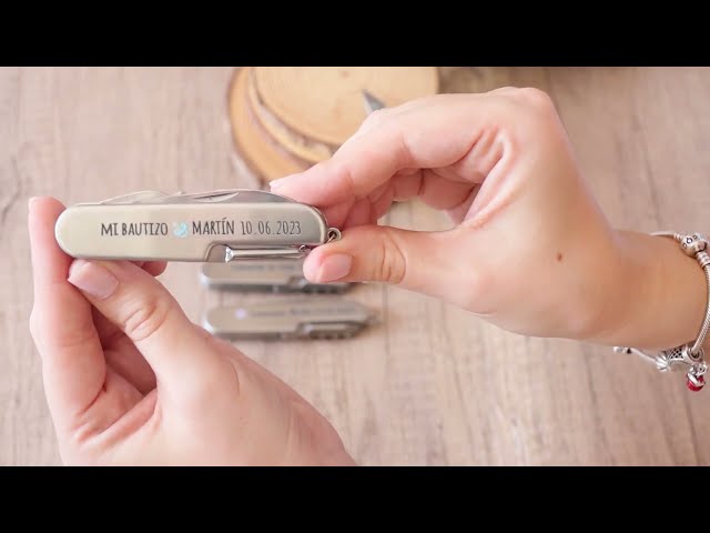 Vídeo relacionado con regalo grabado - 5 Navajas multiusos personalizadas | Grabado con texto y logo | Acero inoxidable | Incluye funda para cinturón | Ideal para eventos, Boda, Comunión, Bautizo | Unidades (5)