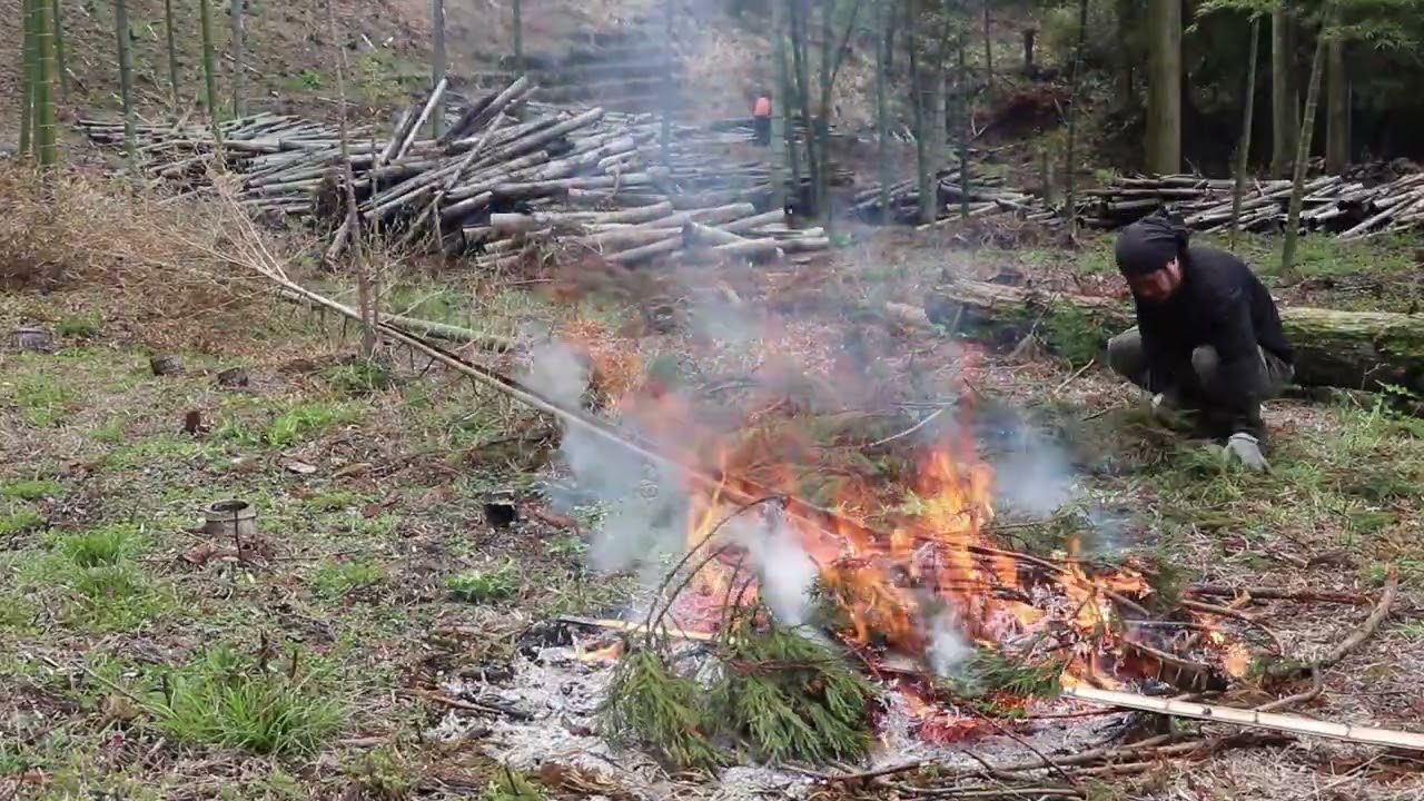 杉の枝や切り株、竹の根をガンガン焼却して角材を作る