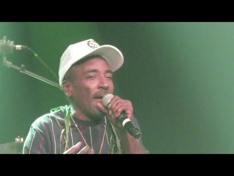 Mc Janik Qu'est ce qui leur fait ça Pacific reggae vibes Elysée Montmartre Paris 9 septembre 2022