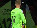 Robbin Ruiter vergeet even dat hij doelman is ??