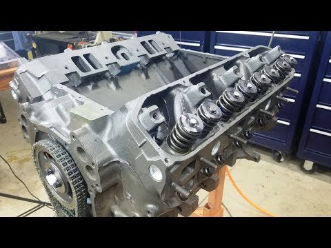 440 MOPAR Big Block Engine Building - Installing and Torquing Iron Cylinder Heads
