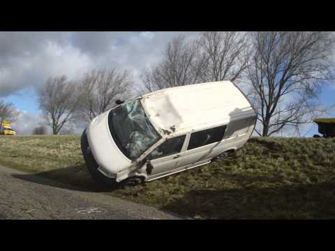 Auto waait van de dijk