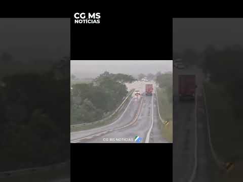 A rodovia MS-080 está totalmente interditada em Rio Negro, próximo à Fazenda Santa Luzia,