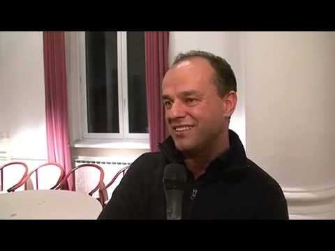 Vinko Šimek! Stal je, stoji in ni vrag, da ne bo spet!3