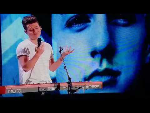 Charlie Puth canta Attention LIVE AL WMA 2017 ma si rompe il microfono!!