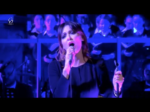 La cantante aquilana Simona Molinari in un omaggio al maestro Ennio Morricone