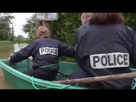 Vidéo drôle: 3 policiers qui tombent à l'eau ( Sept à huit) 2016