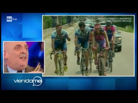 Giro d'Italia 2000 - Paolo Brosio stende Gigi Sgarbozza e Paola Pezzo
