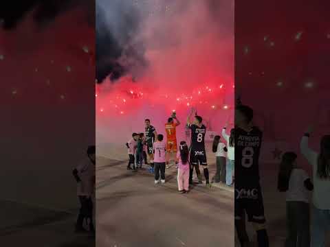 "RECIBIMIENTO A SPORT BOYS EN EL ESTADIO MIGUEL GRAU DEL CALLAO PARTIDO FRENTE A GARCILASO" Barra: Barra Popular Juventud Rosada &bull; Club: Sport Boys
