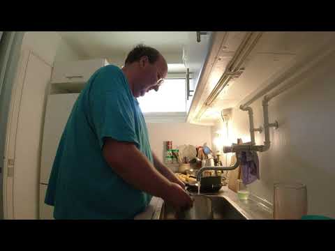 MongoTV_5087 - VASKER OP OG SKRÆLLER KARTOFLER LØRDAG AFTEN