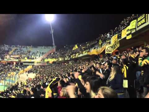"Hinchada de Peñarol vs Danubio Clausura 2016" Barra: Barra Amsterdam &bull; Club: Peñarol