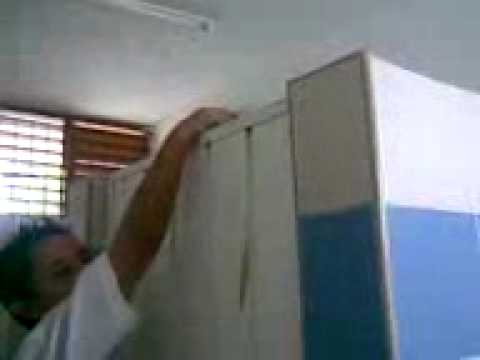 el video mas chistoso de carlos y leo en el baño