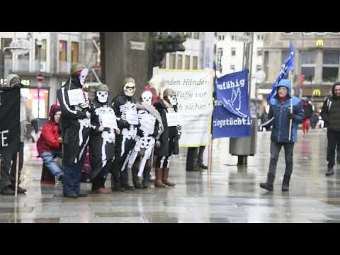 23 01 23 Satirischer Protest gegen Soldatensegnung von Kardinal Woelki in Köln