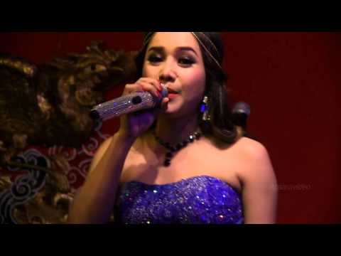 Oeun Sreymom is singing Cambodian song "Oan srawlanh teh bong muy"