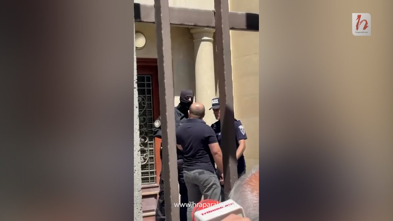 ԱԱԾ աշխատակիցները թույլ չտվեցին փաստաբան Հովհաննես Խուդոյանին մտնել Բագրատ Սրբազանի կեցավայ