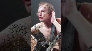 Download lagu AC/DC BON SCOTT sobre la manera de tocar de ANGUS YOUNG - Noticias AC/DC #shorts mp3