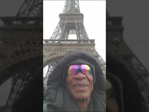 le phénoménal ndong mboula dans les rues de la tour Eiffel Paris remercie son producteur. Mr Hubert