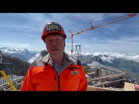 Martin K&auml;slin, Baustellenleiter des Projekts TITLIS erkl&auml;rt die Herausforderungen des alpinen Bauens auf 3'020 Metern &uuml;. Meer