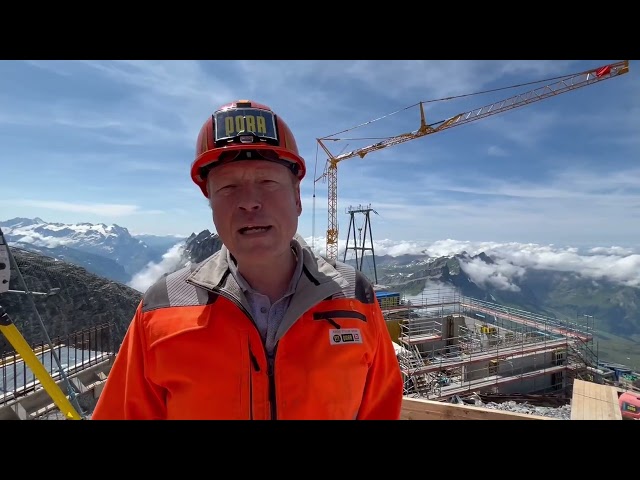 Martin K&auml;slin, Baustellenleiter des Projekts TITLIS erkl&auml;rt die Herausforderungen des alpinen Bauens auf 3'020 Metern &uuml;. Meer