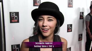 Interview Seychelle Gabriel (VO):  propos de Falling Skies - LA Exclusive TV