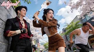 PDG mafieux n'a pas ri depuis 20ans—voit fille chasser des tueurs avec brosse WC!Il rit & cœur pris!