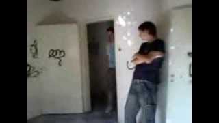 Agent Felix nimmt die Ganoven hoch und tritt die Tür ein