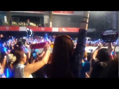 121211 Asia super showcase- super junior henry held malaysian flag!