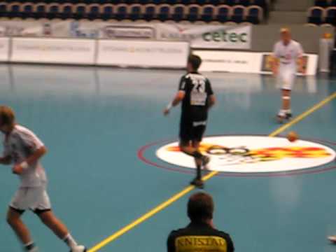Charlie sätter 28-25 på en kontring mot IFK Skövde