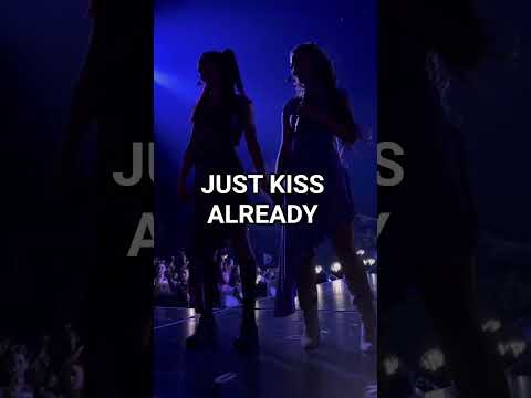 those weren't her lips Kylie 😃 #kyliecantrall #maliabaker #dzworldscollidetour #kylia #glassheart