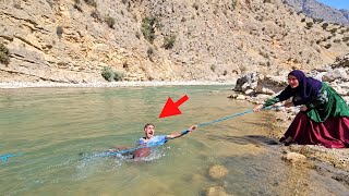 🌊🎣🔥 ¡El tranquilo viaje de pesca de una pareja nómada se convirtió en un horribl