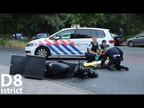 Schade na aanrijding tussen bezorgscooter en personenauto Bezuidenhoutseweg Den Haag