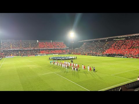 "Gran Recibimiento Al Equipo Rojinegro ♥️" Barra: La 12 &bull; Club: Alajuelense &bull; País: Costa Rica