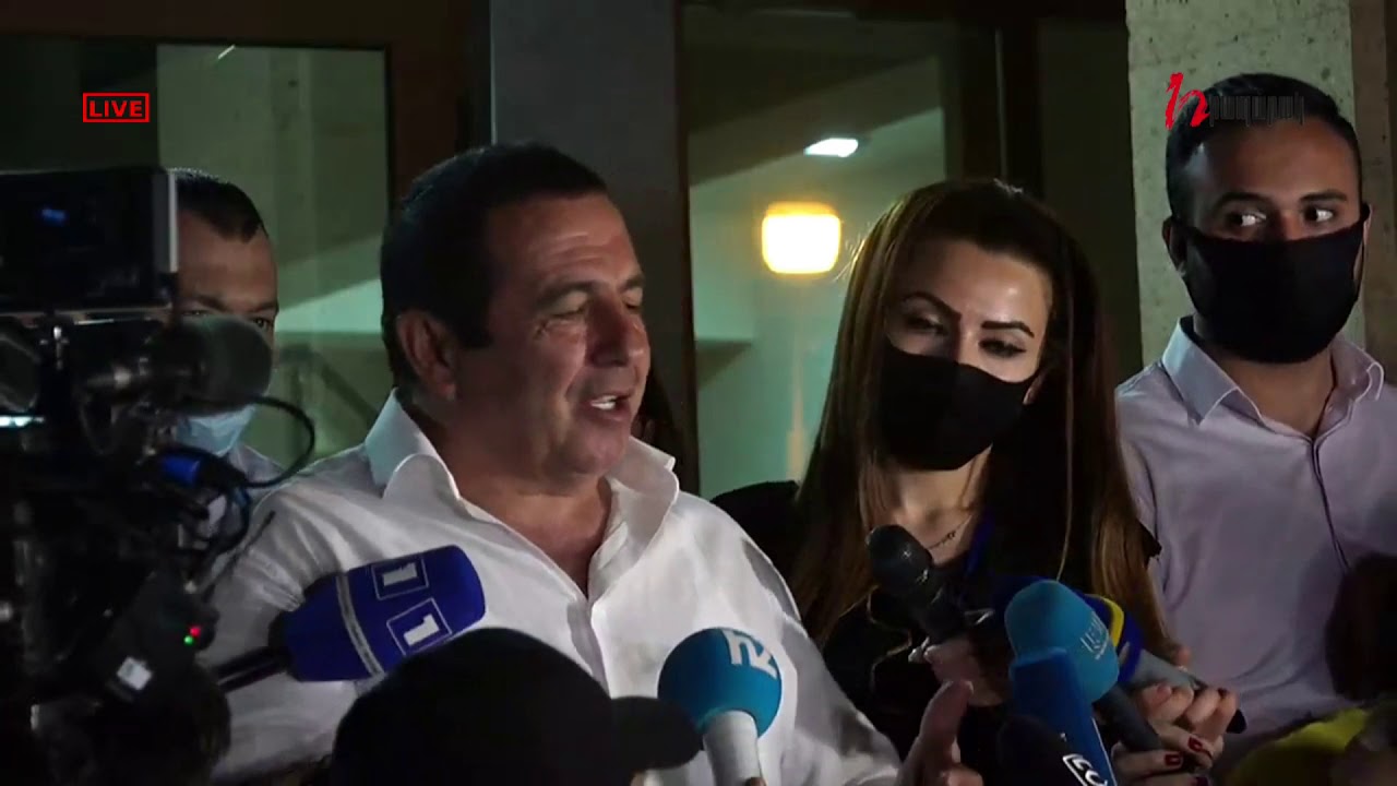 Ծառուկյանը պատասխանում է լրագրողների հարցերին