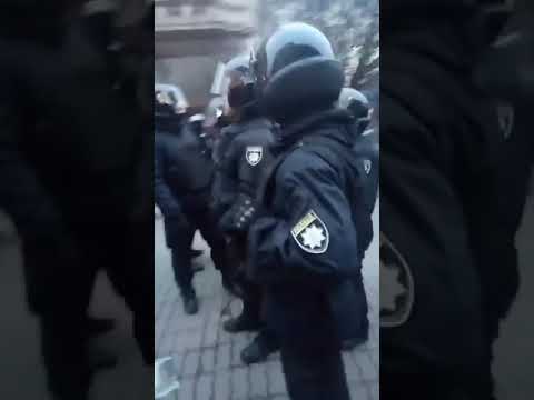 На виступі Порошенка агресивний чоловік напав на журналіста “МІСТА” та розбив телефон. ФОТО/ВІДЕО