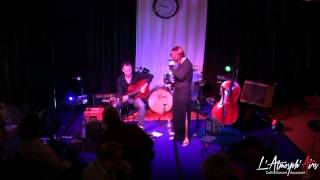 Les pieds dans le ruisseau