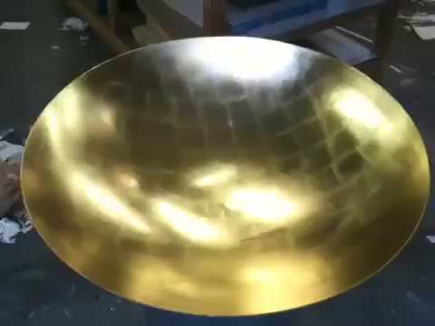 Vergulden metalen schaal met bladgoud gilding a large metal object with goldleaf