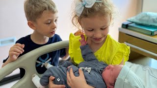 Download lagu Il primo incontro di Elsa con il loro fratellino Nolanπππ #family #baby οΏΌ mp3 Download lagu Il primo incontro di Elsa con il loro fratellino Nolanπππ #family #baby οΏΌ mp3