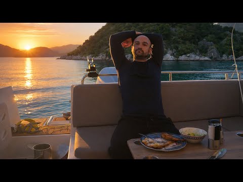 ALONE AT SEA - I FOUND MY FOOD IN THE SEA.