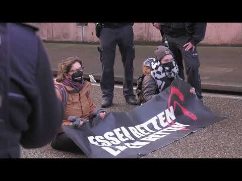 Klima-Aktivisten der "Letzten Generation" blockieren B31-Stadttunnel in Freiburg