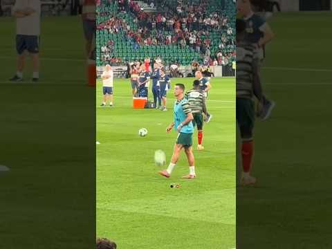 Cristiano showing off his skills to the fans 😎🔥🐐