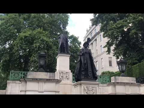 Queen Elizabeth and King George Vi statues