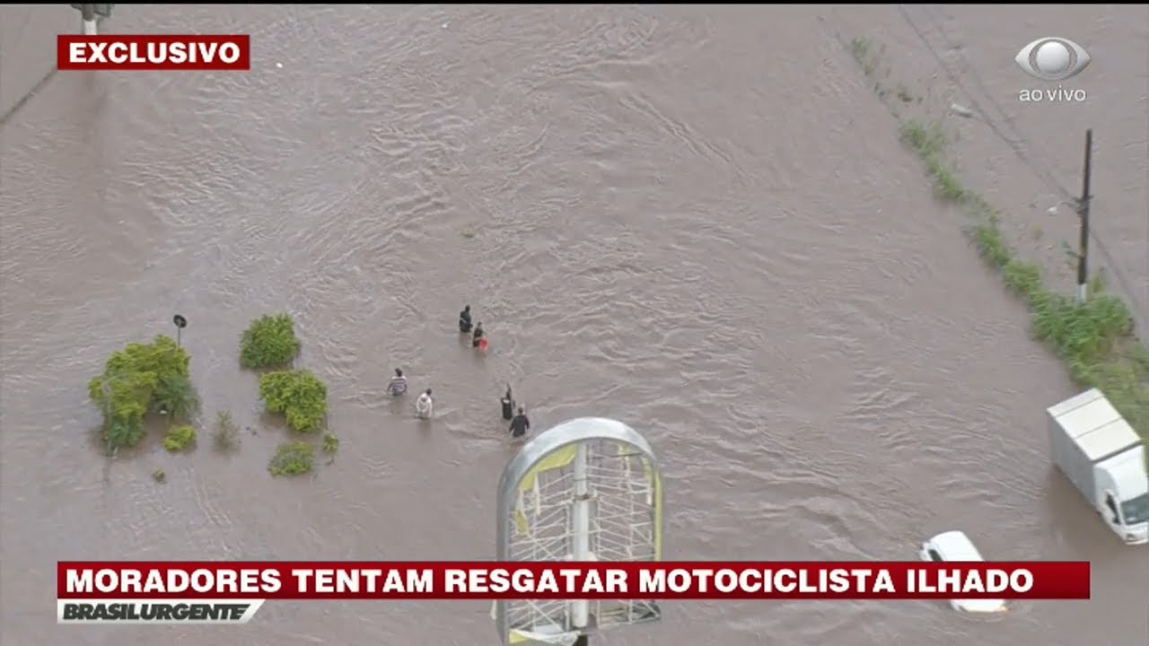 Pessoas ficam ilhadas após forte chuva