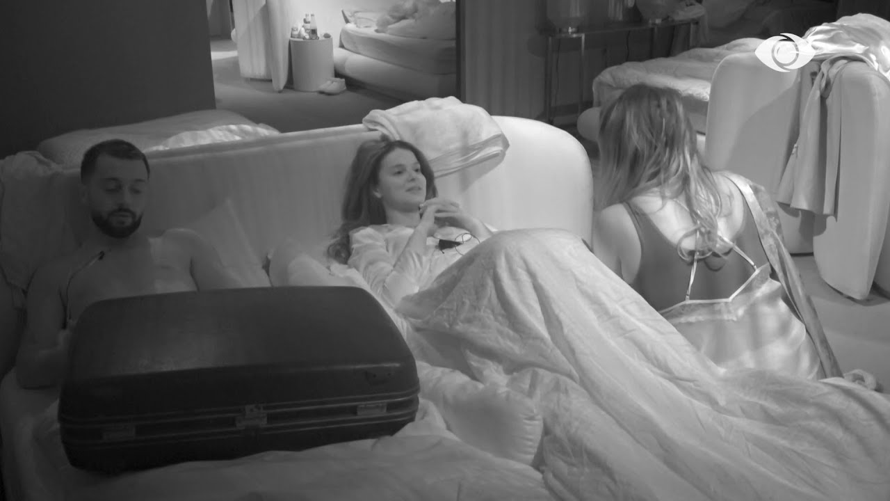 “E dashur...”/ Me ‘valixhen e tundimeve’ lidhur rreth trupit, Gjesti i uron natën e mirë Rizartës