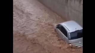 Nubifragio all'Isola d'Elba: auto intrappolate nelle strade diventate fiumi