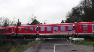 preview picture of video 'Bahnübergang Hollenbacher Straße, Niederstetten ++ seltene Lichtzeichen und Läutewerk'