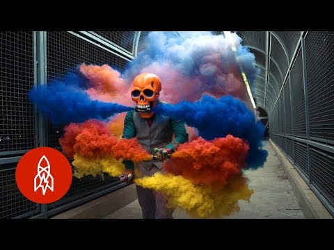 生き生きとした骨格をもたらすアーティスト (The Artist Bringing Vibrant Skeletons to Life)